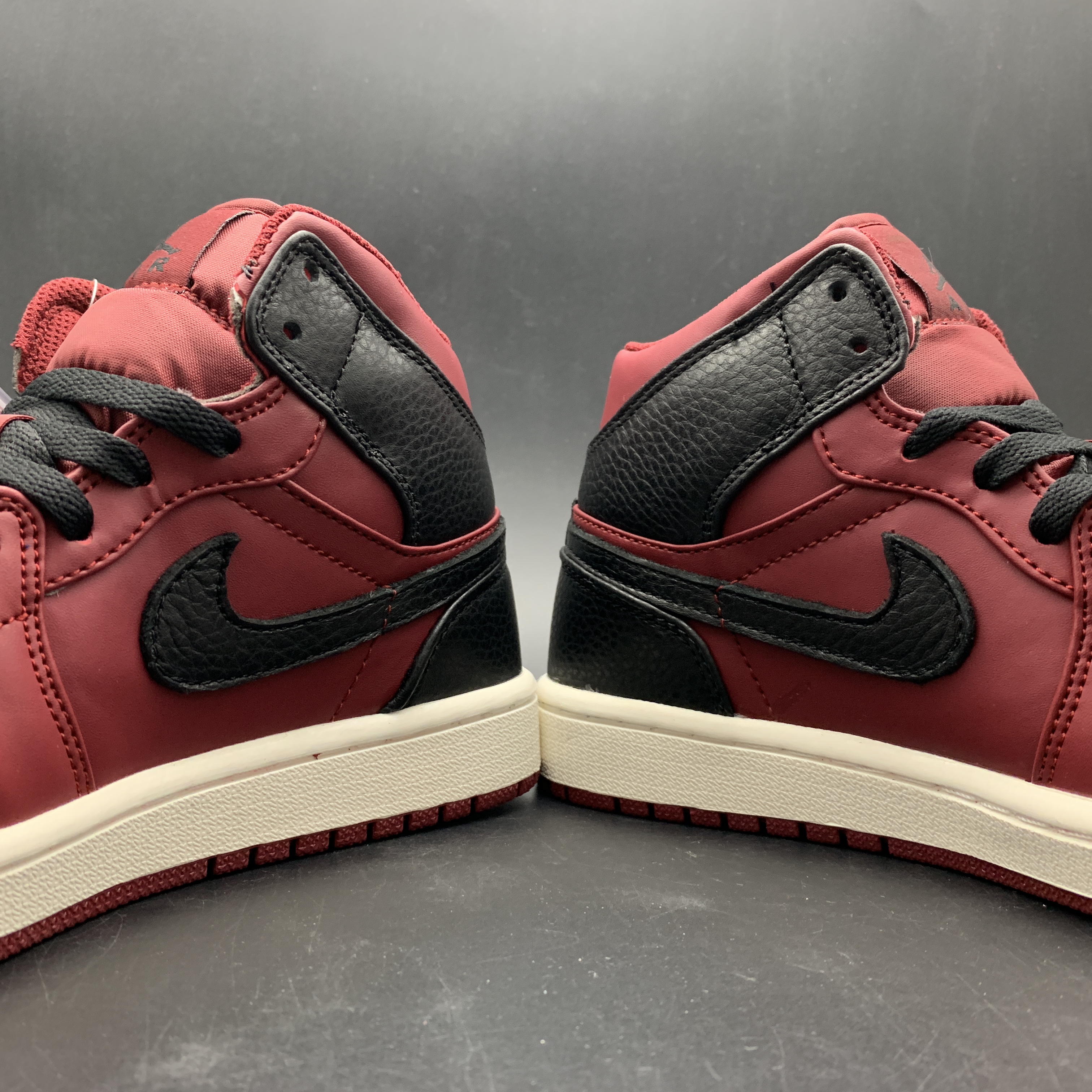 Air Jordan 1 Retro Mid Team Red Black 554724-601