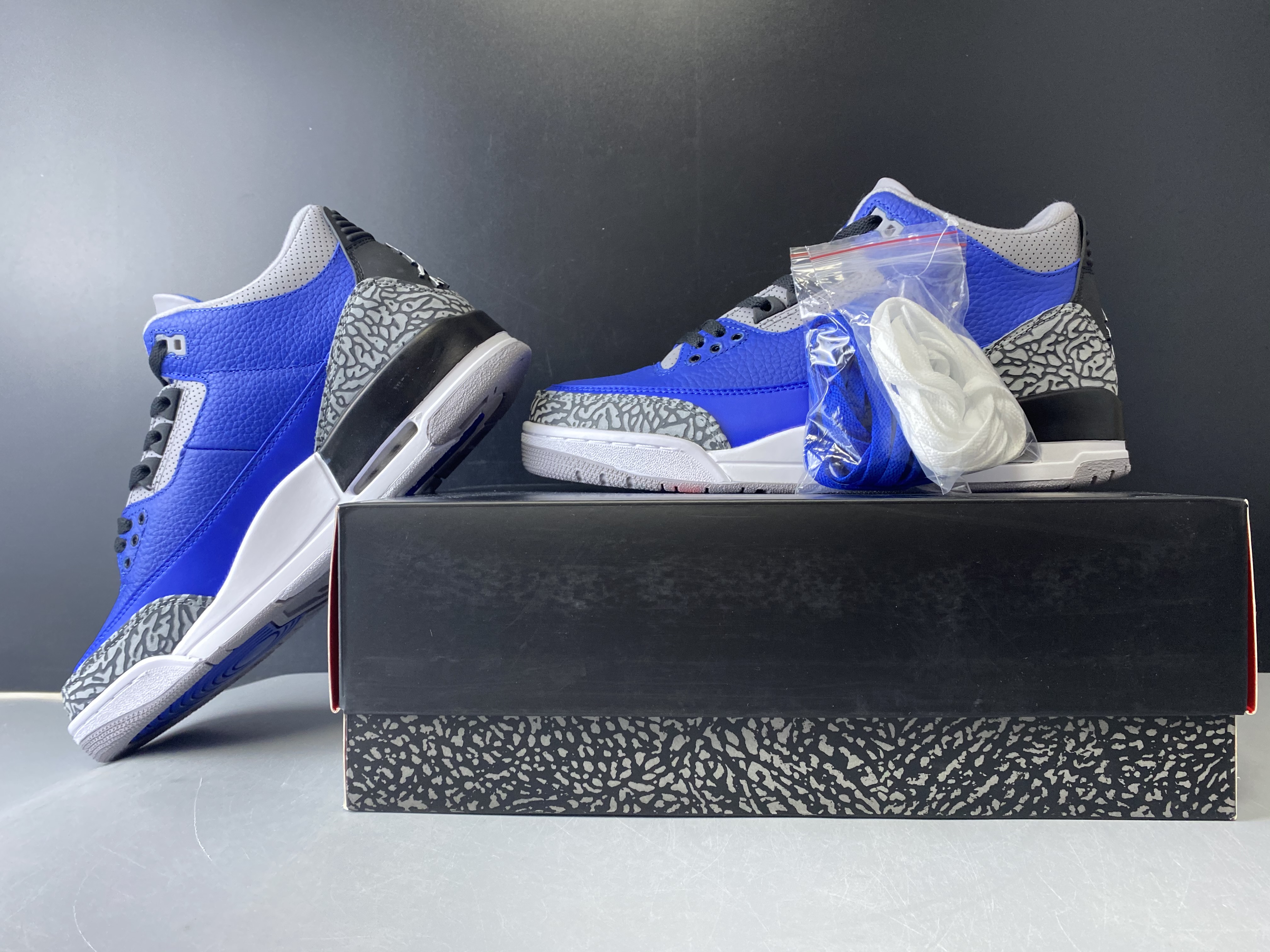 Air Jordan 3 Retro Varsity Royal Cement CT8532-400