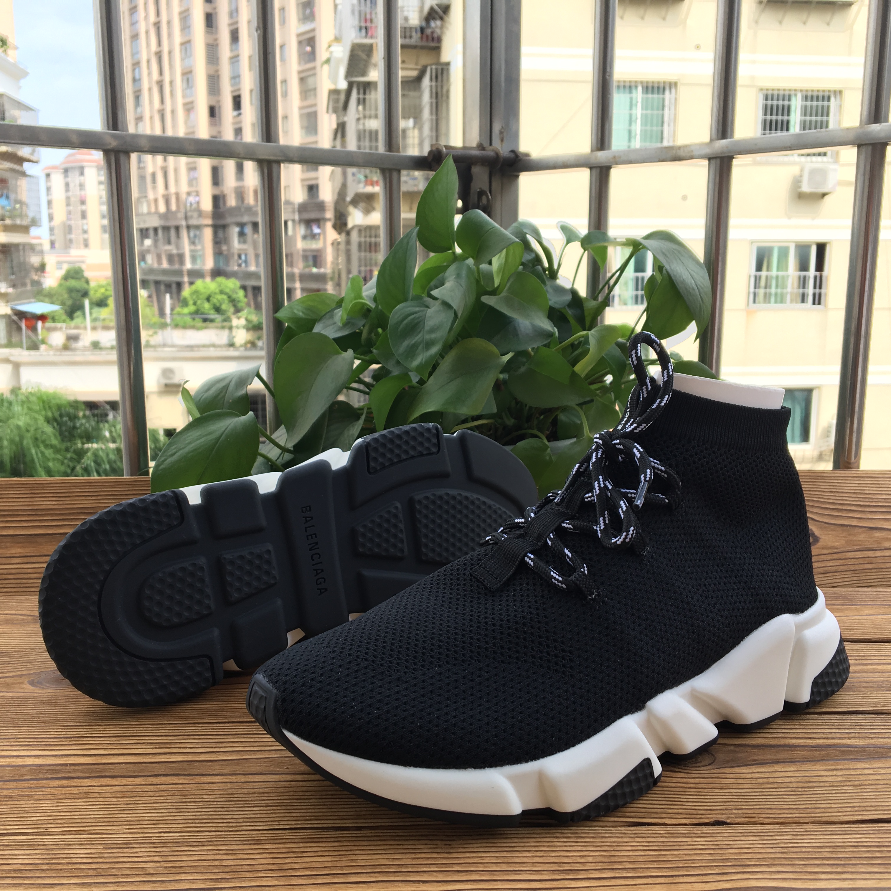 Blncig 18ss Hollow Black And White 500300-W08UO-3688