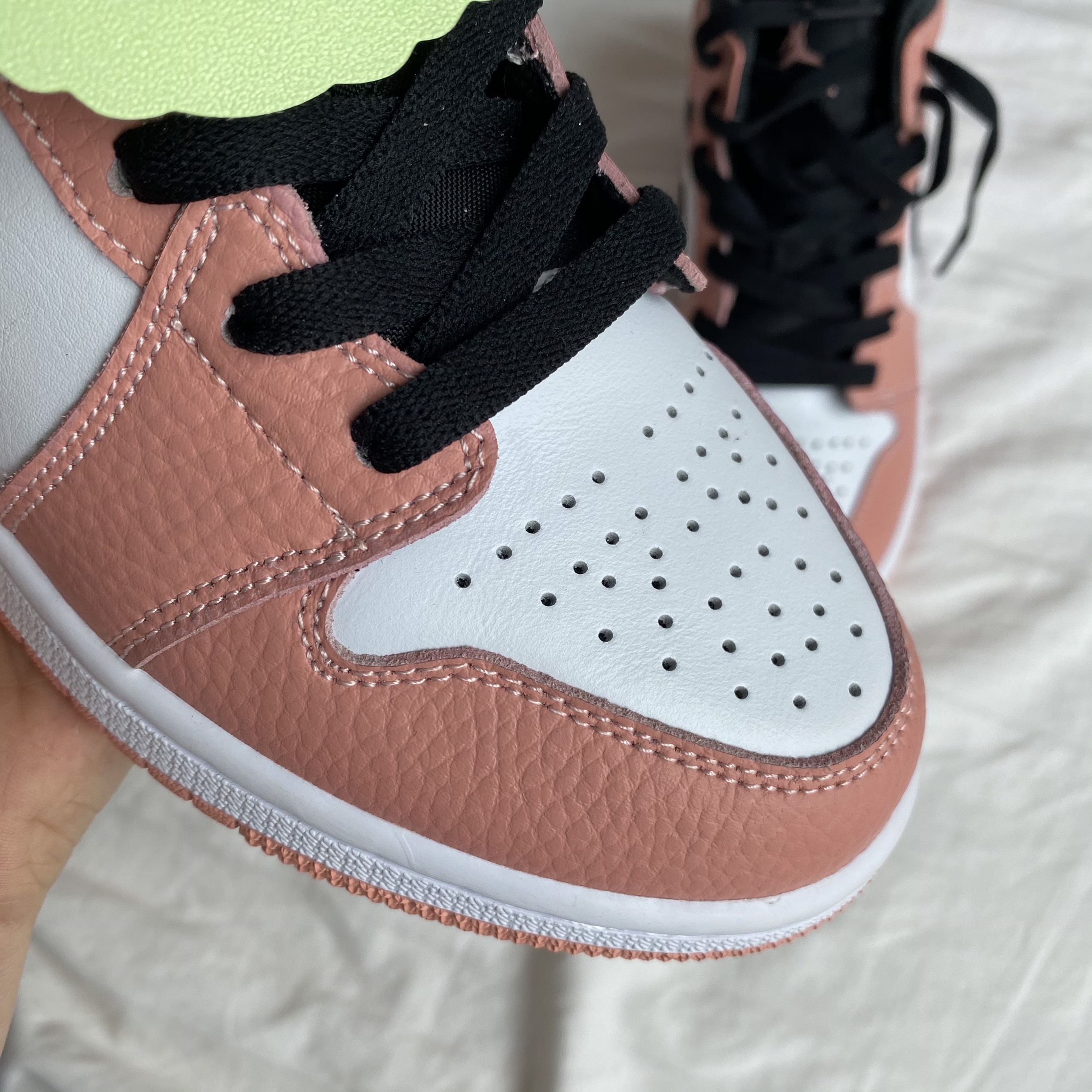 Air Jordan 1 Mid Pink Quartz 555112 603