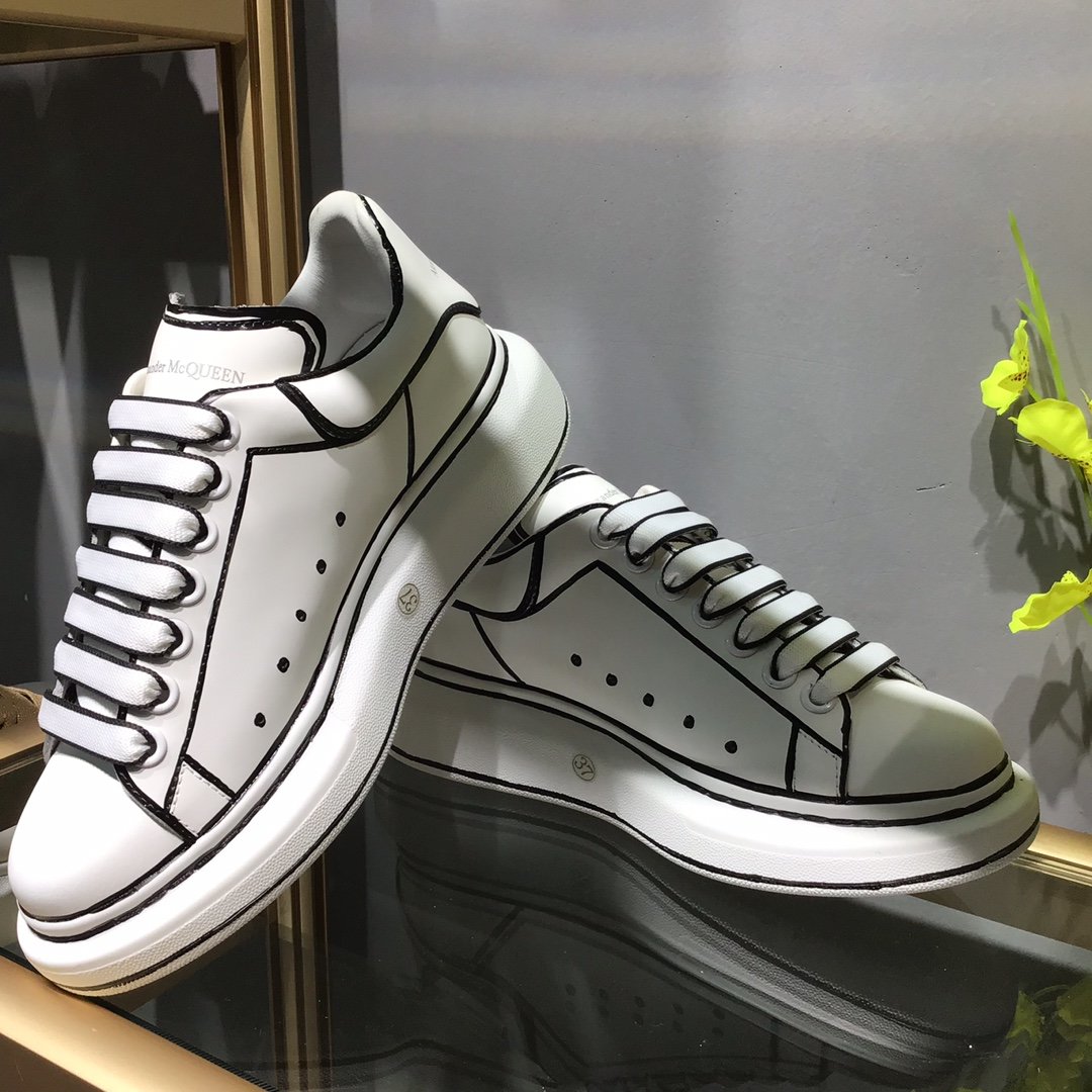 Alxndr McQN Oversized White Black Outline 627867WHYBI9061