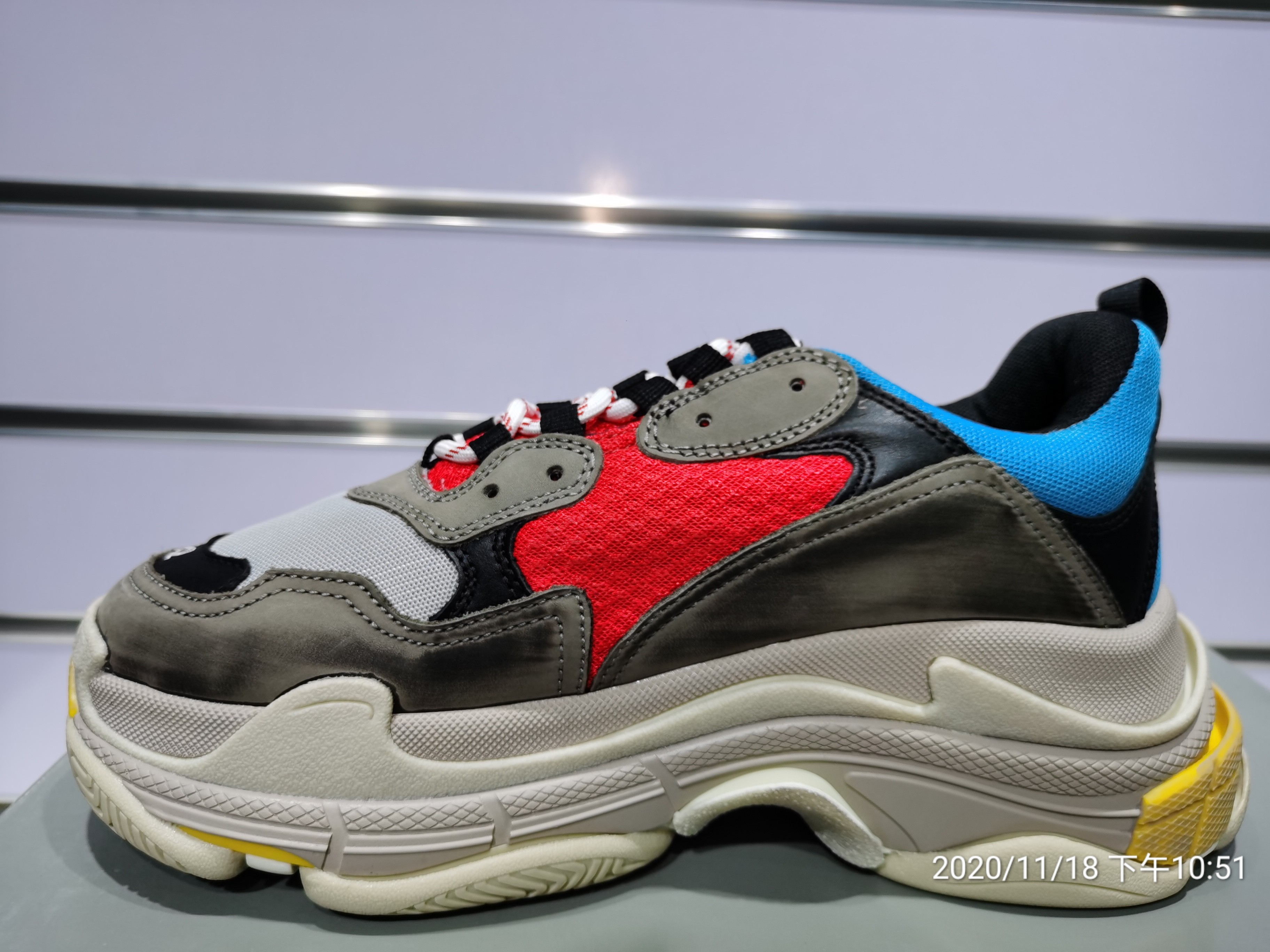 Blncig Triple S Dark Grey Red Blue 483513 W06E3 4365