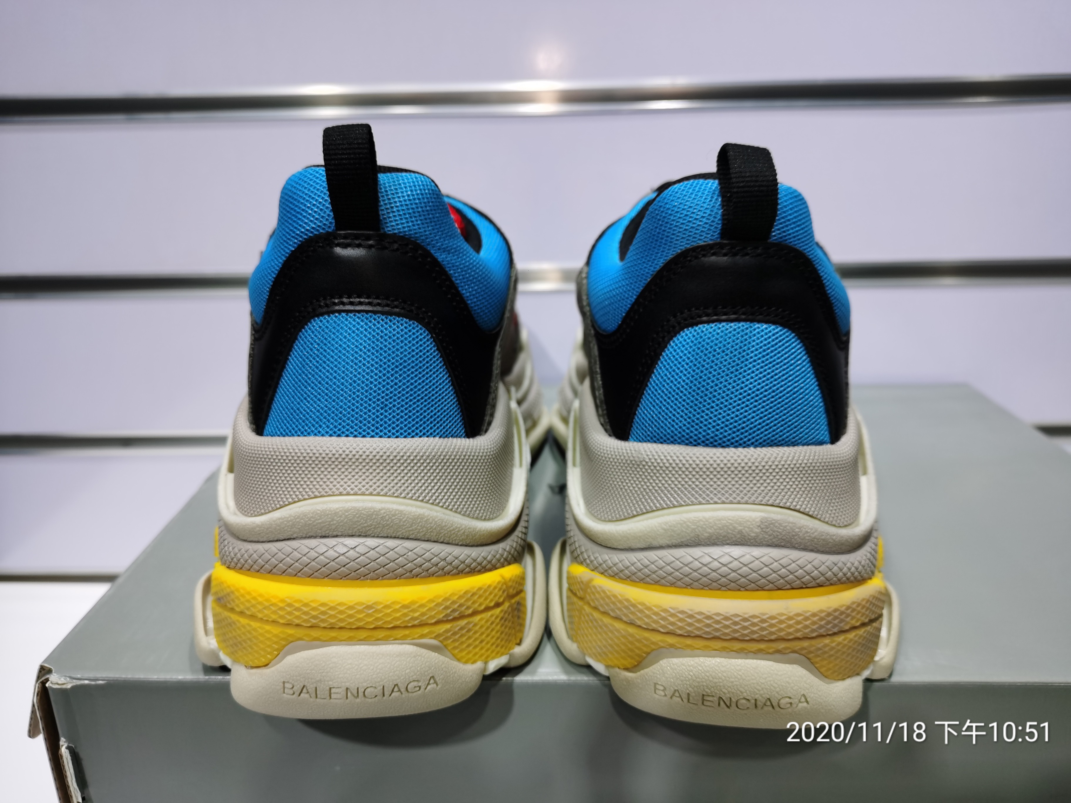 Blncig Triple S Dark Grey Red Blue 483513 W06E3 4365