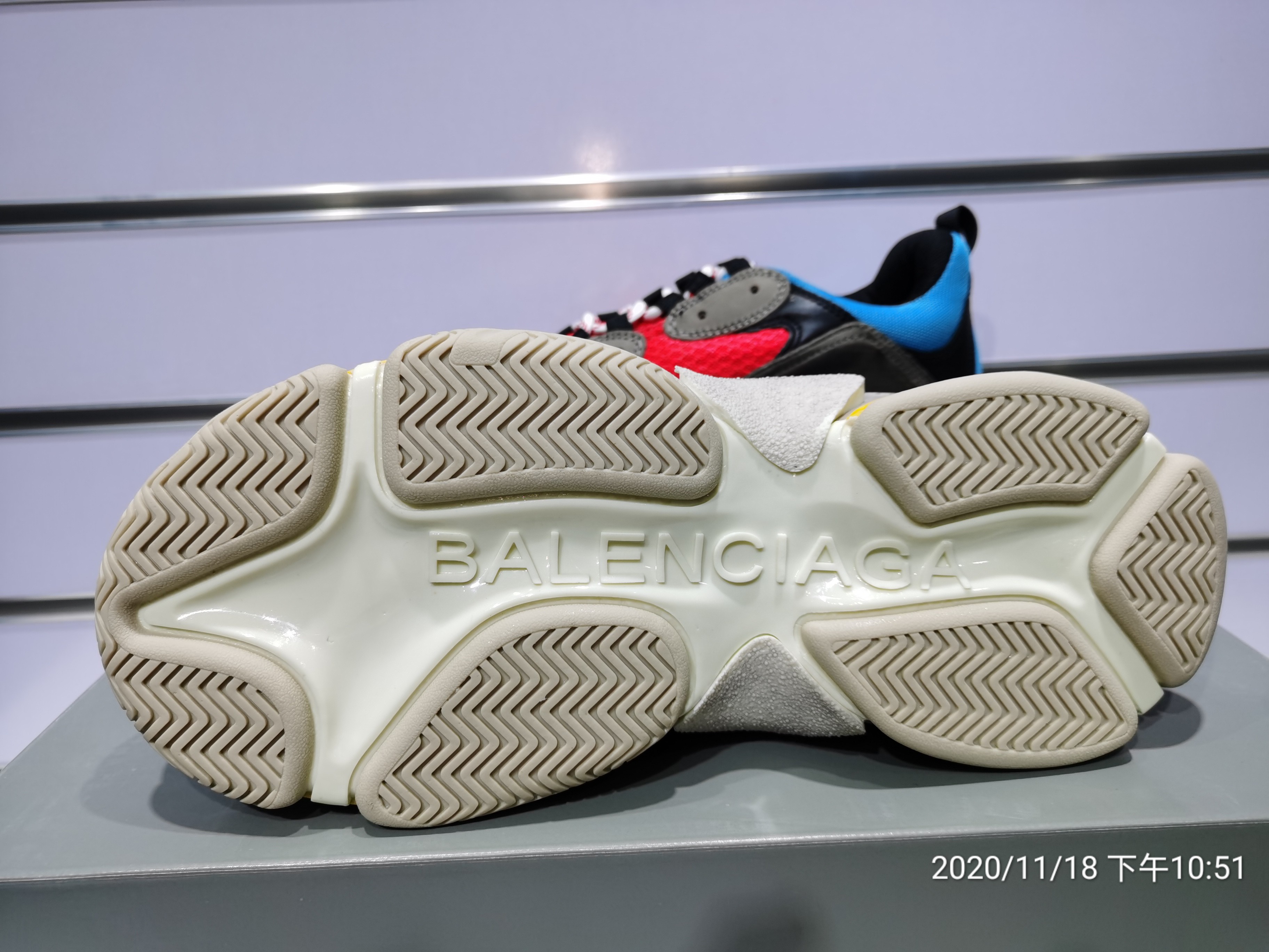 Blncig Triple S Dark Grey Red Blue 483513 W06E3 4365