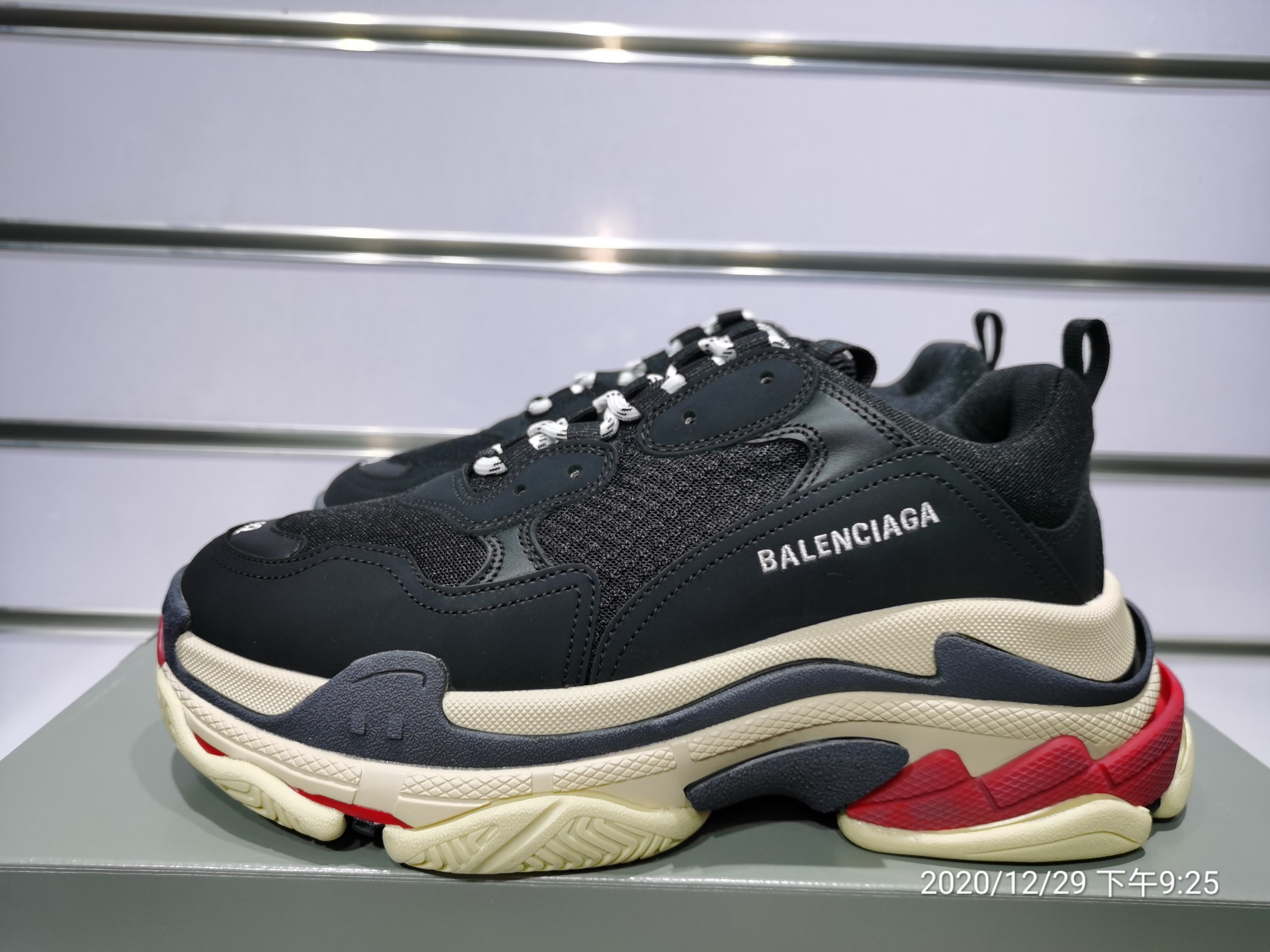 Blncig Triple S DSM Black Red 483560 W06E1 1011