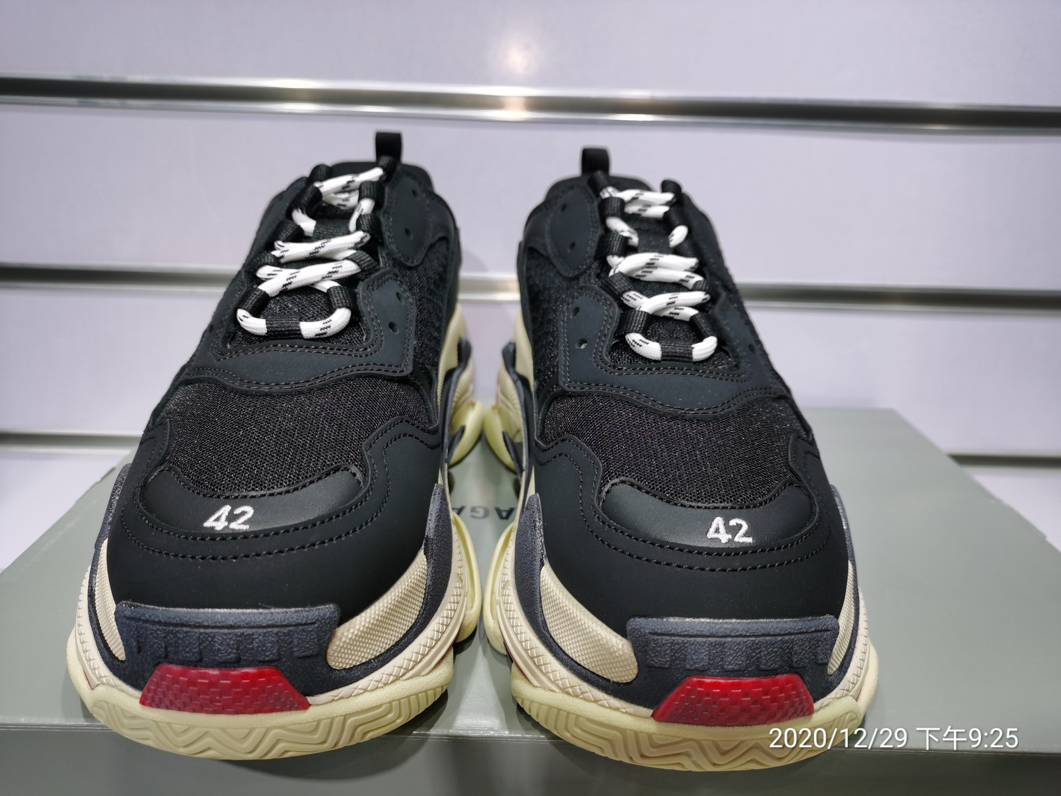 Blncig Triple S DSM Black Red 483560 W06E1 1011