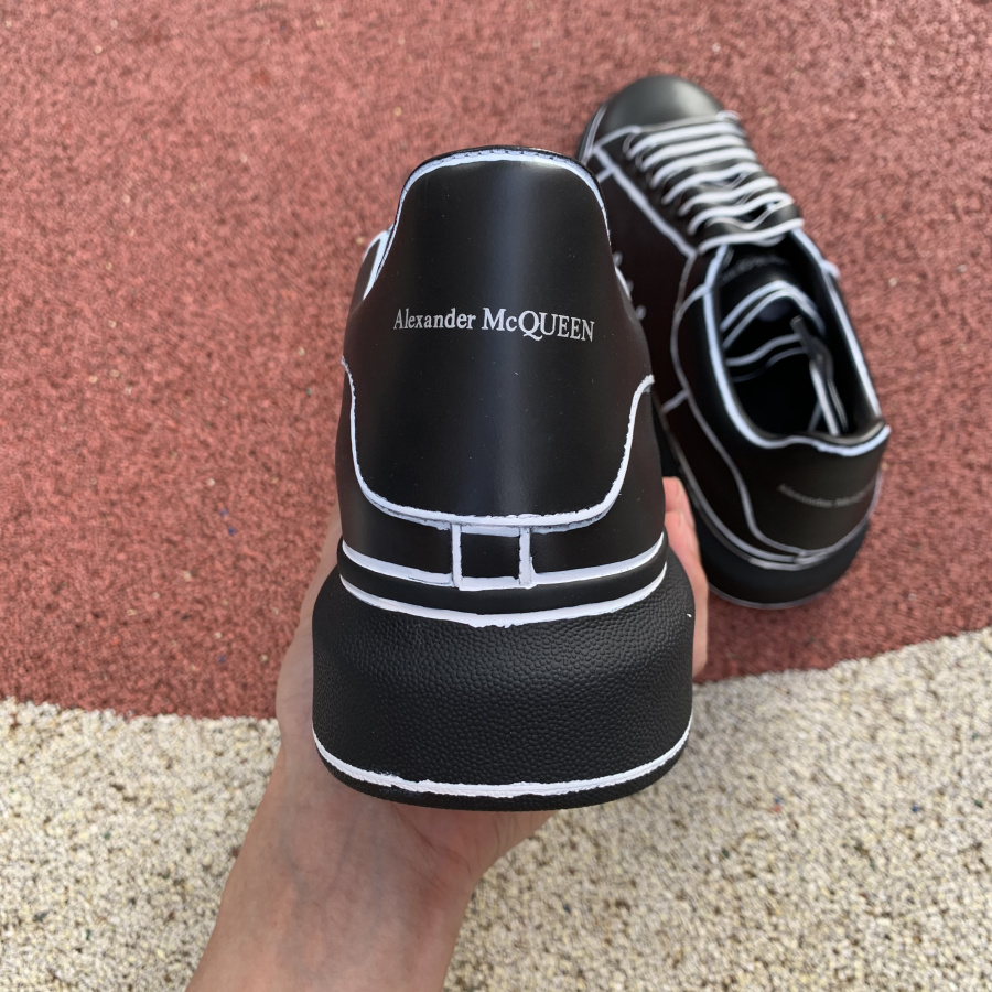 Alxndr McQN Oversized Black White Outline 627867WHYBI1070