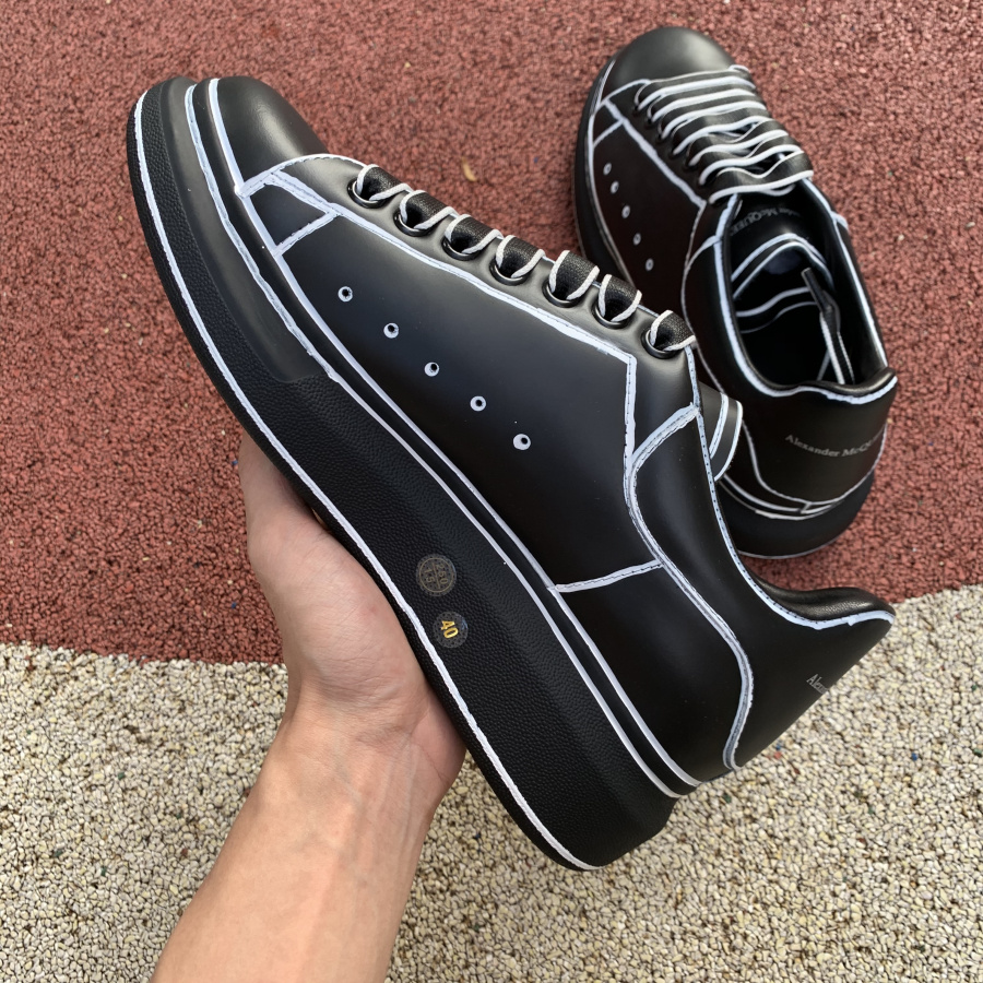 Alxndr McQN Oversized Black White Outline 627867WHYBI1070