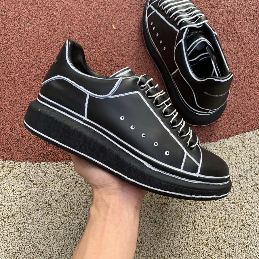 Alxndr McQN Oversized Black White Outline 627867WHYBI1070