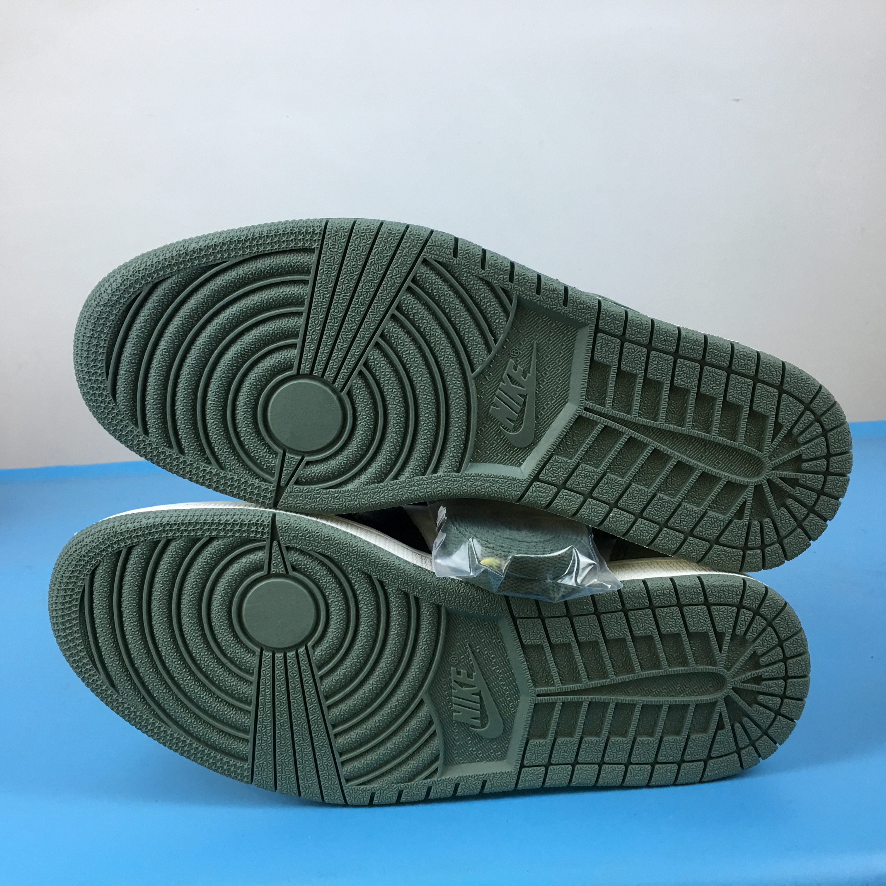 Air Jordan 1 Retro High Clay Green 555088-135