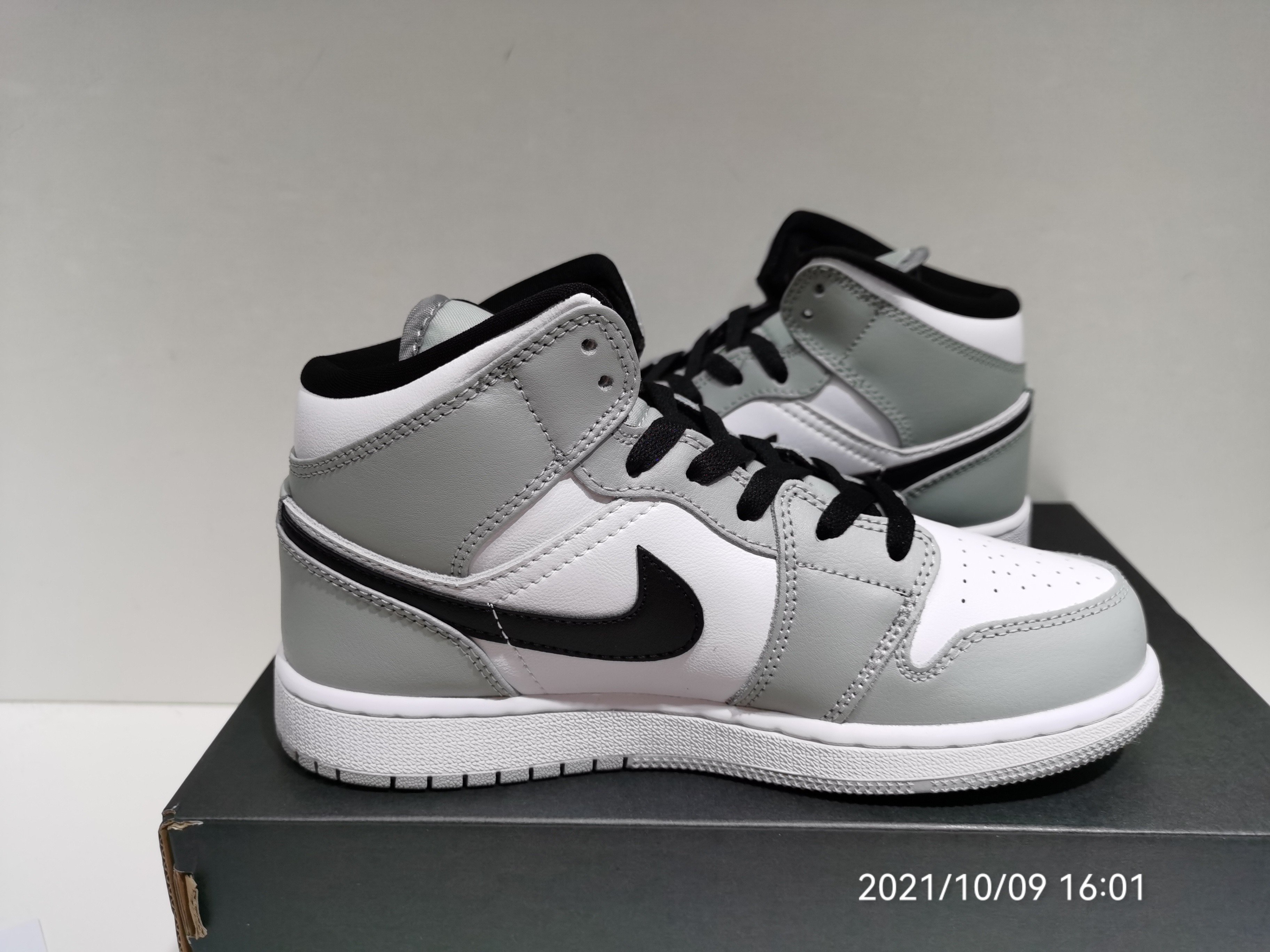 Air Jordan 1 Mid Light Smoke Grey 554724-092