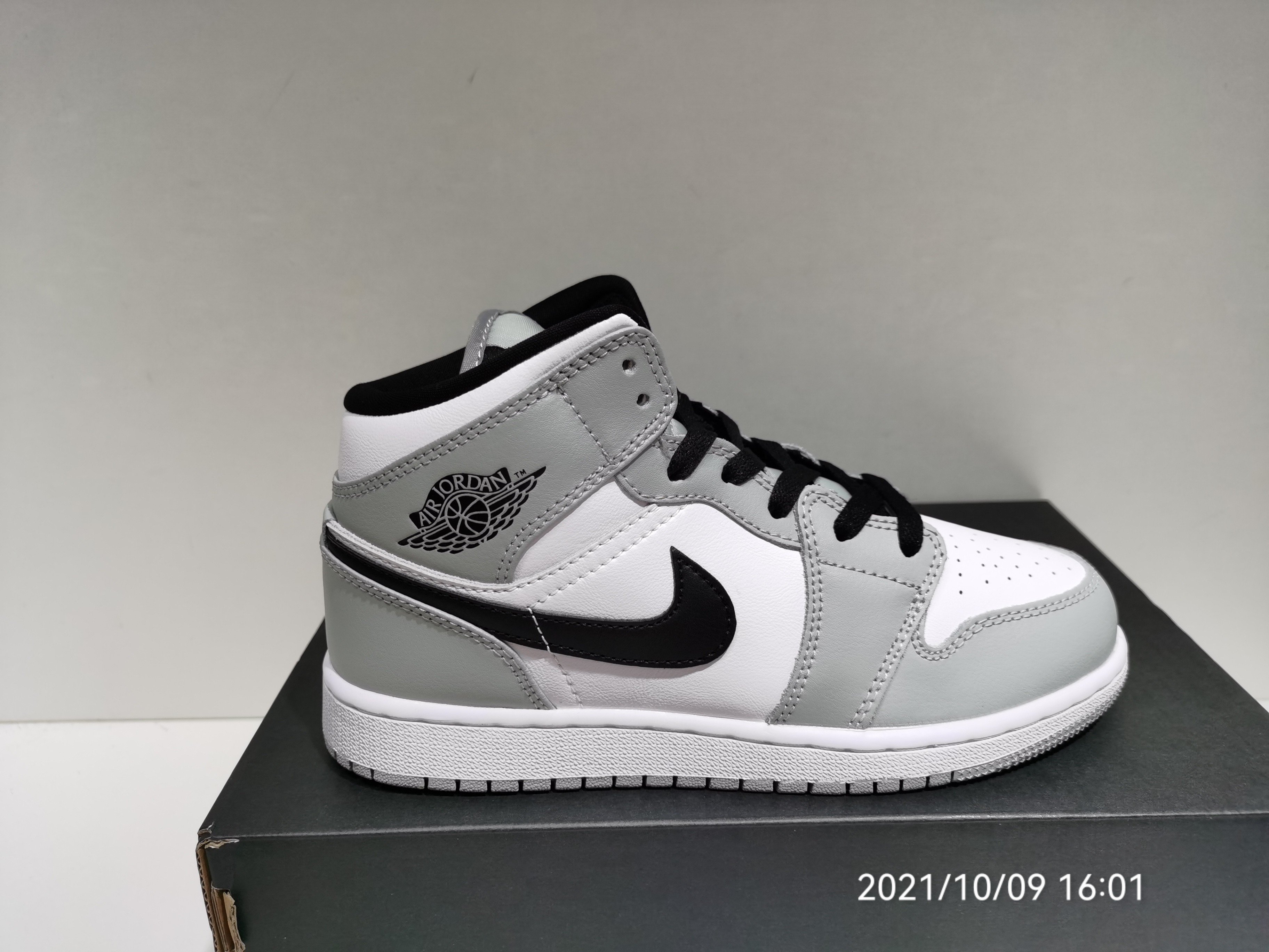 Air Jordan 1 Mid Light Smoke Grey 554724-092