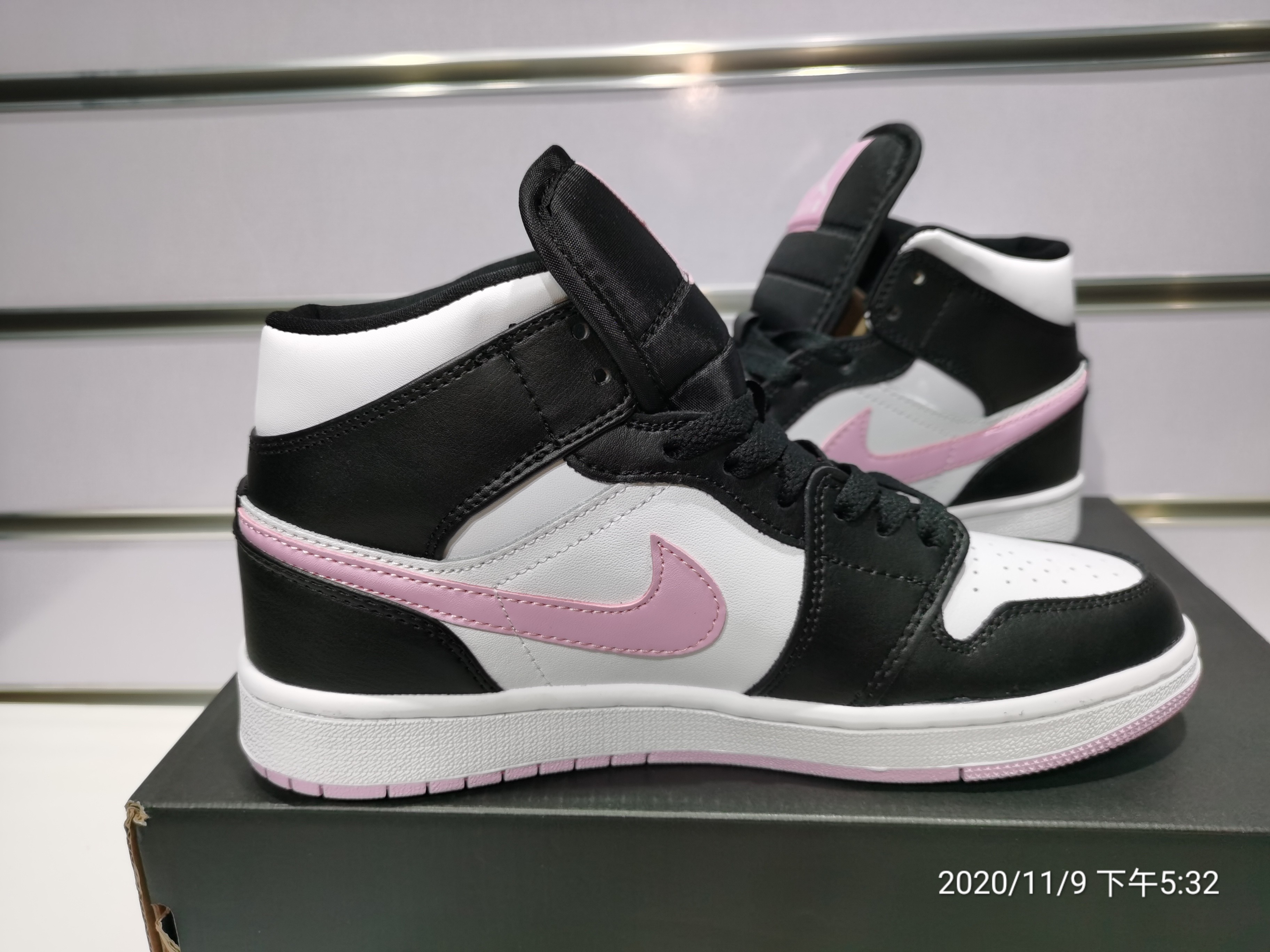 Air Jordan 1 Mid White Black Light Arctic Pink 555112-103