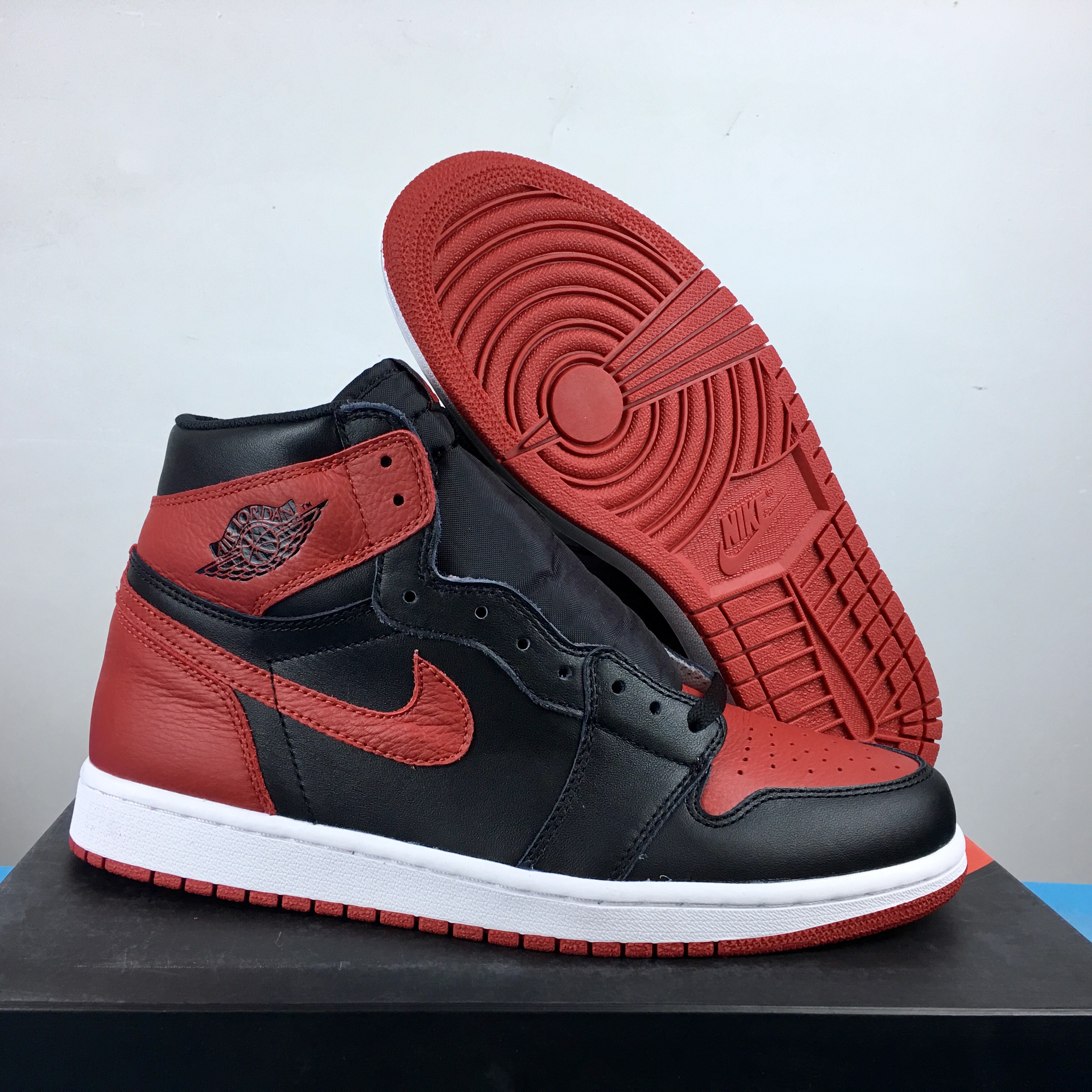Air Jordan 1 Retro Bred "Banned" (2016) 555088-001