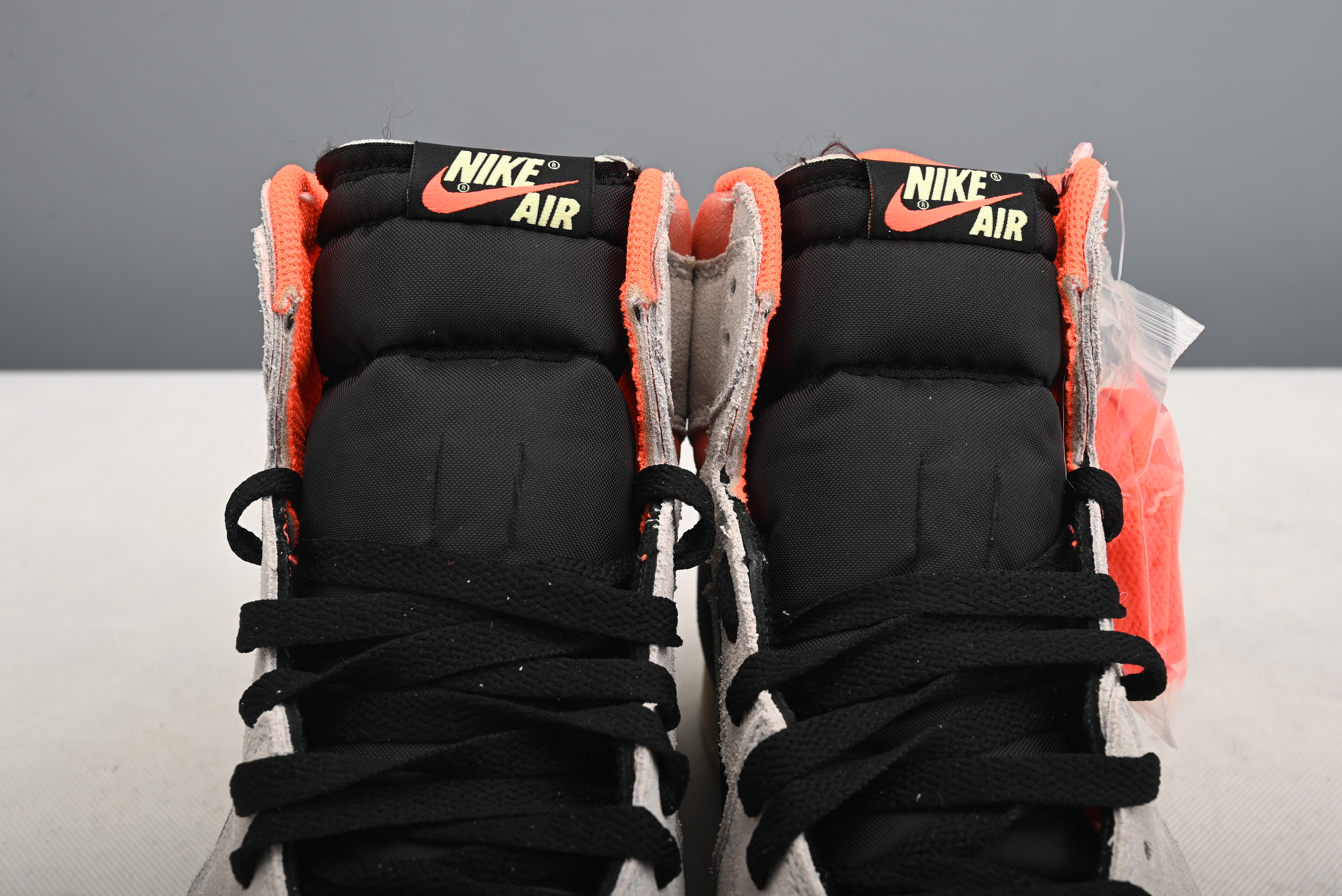 Jordan 1 Retro High Neutral Grey Hyper Crimson 555088-018