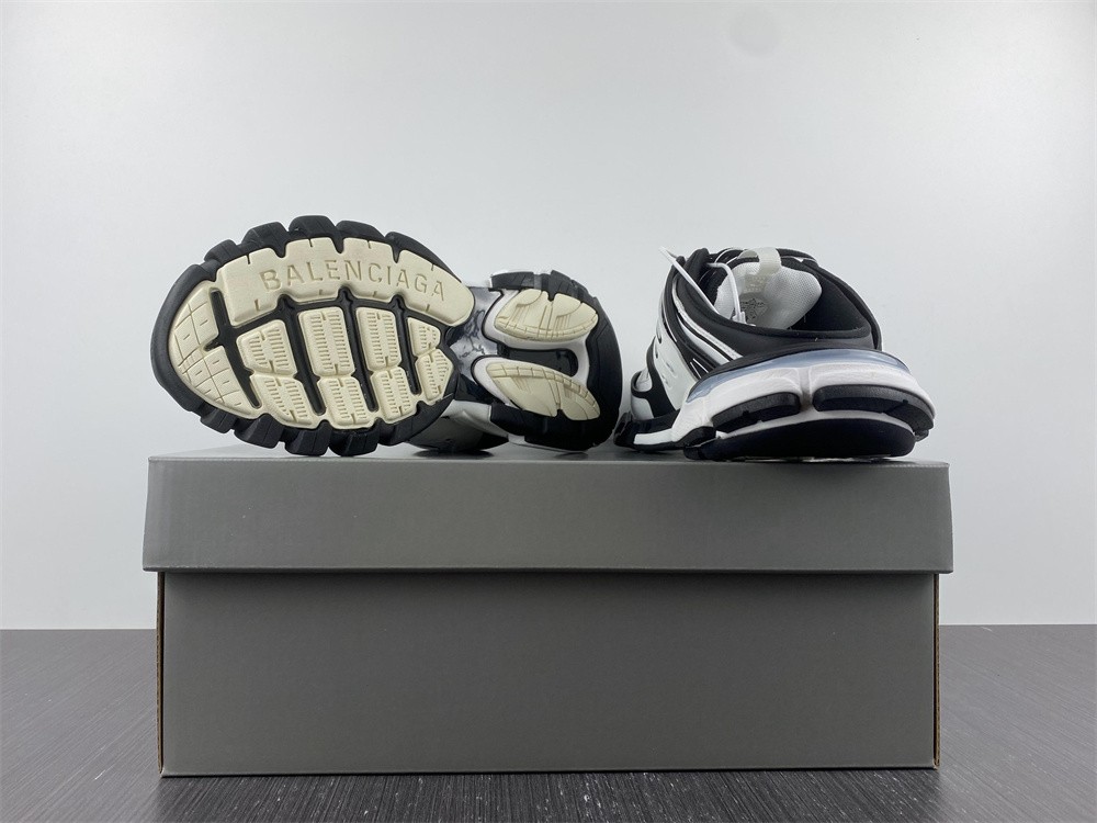 Blncig Track 3.0 black and white