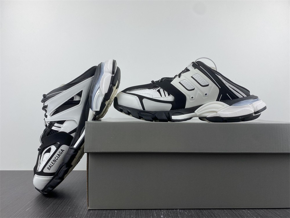 Blncig Track 3.0 black and white