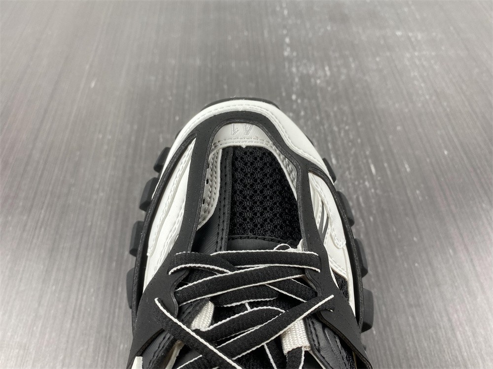 Blncig Track 3.0 black and white