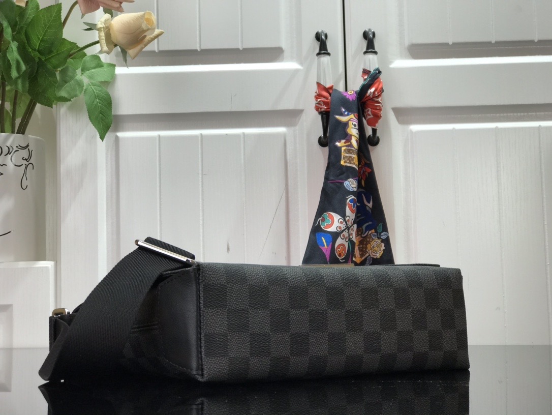 LsVttn DISTRICT PM MESSENGER BAG N40349