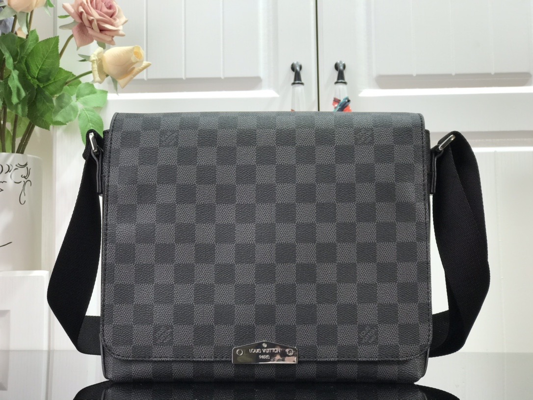 LsVttn DISTRICT PM MESSENGER BAG N40349