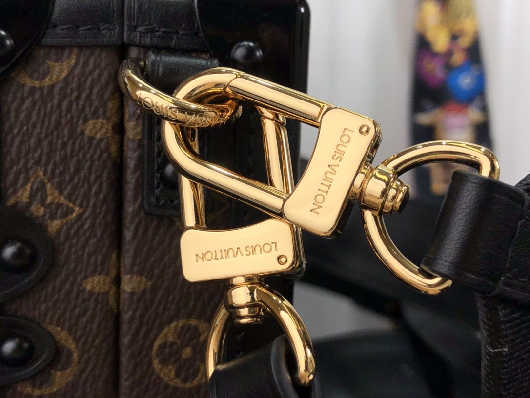 LsVttn PETITE MALLE EAST WEST M46120