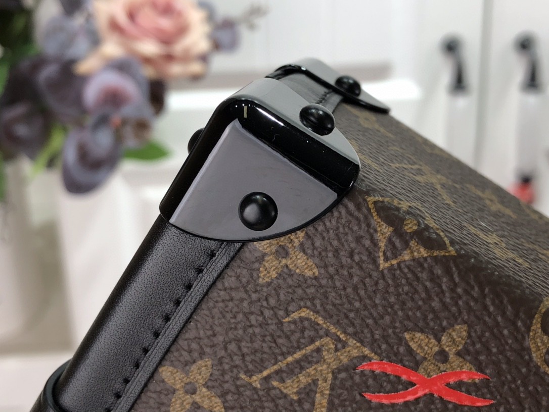 LsVttn PETITE MALLE EAST WEST M46120