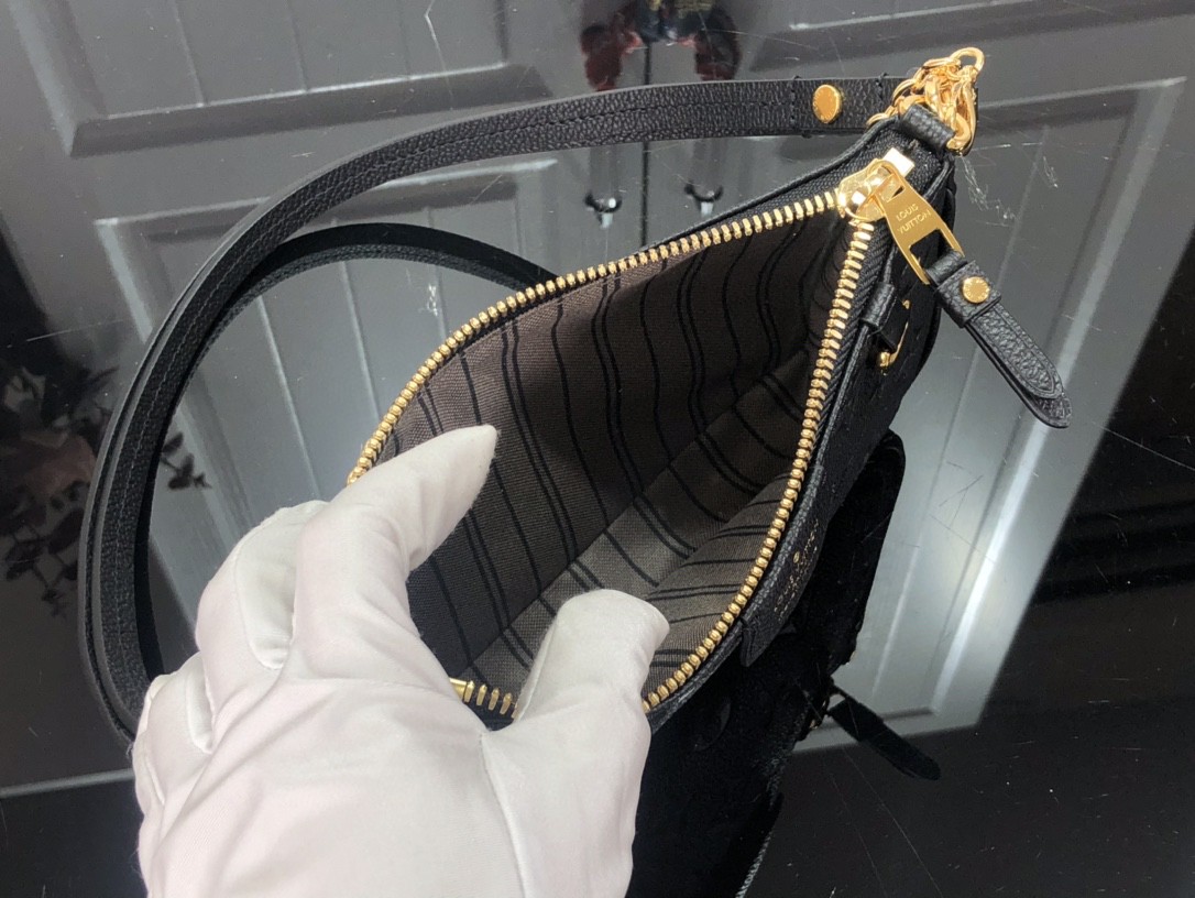 LsVttn EASY POUCH ON STRAP M80349