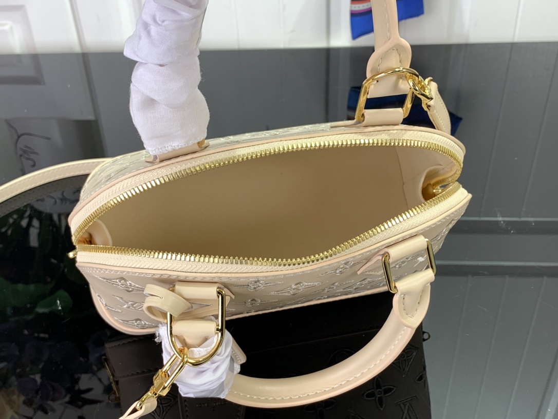 LsVttn Handbag m22878