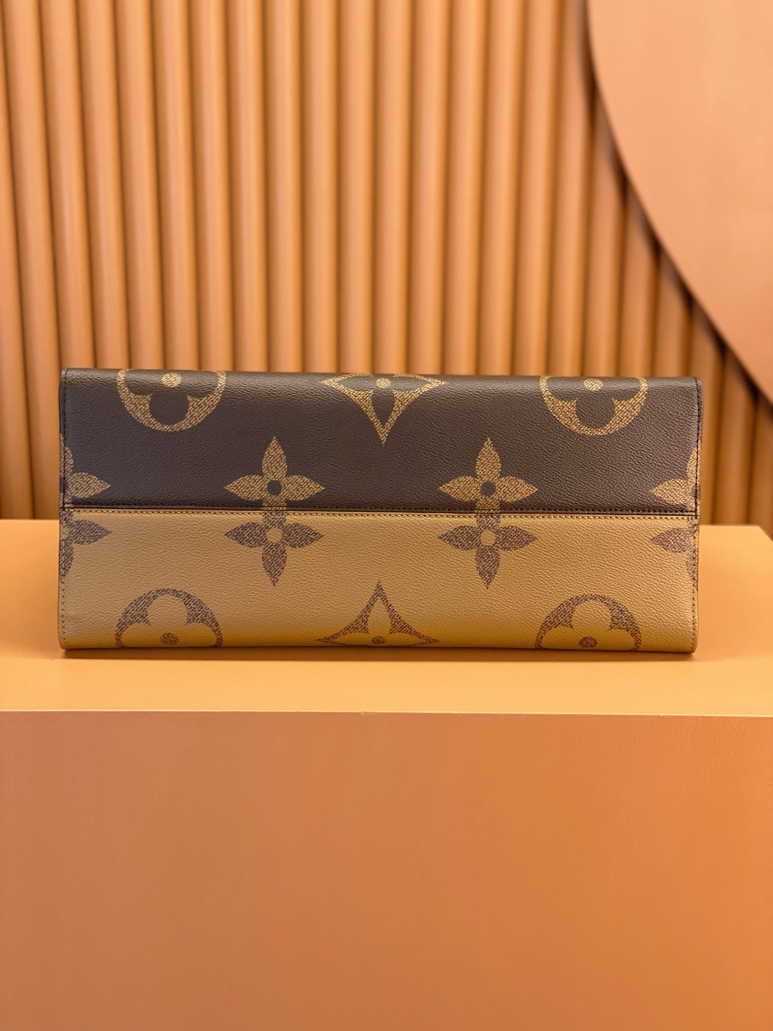 LsVttn ONTHEGO Crossbody bag