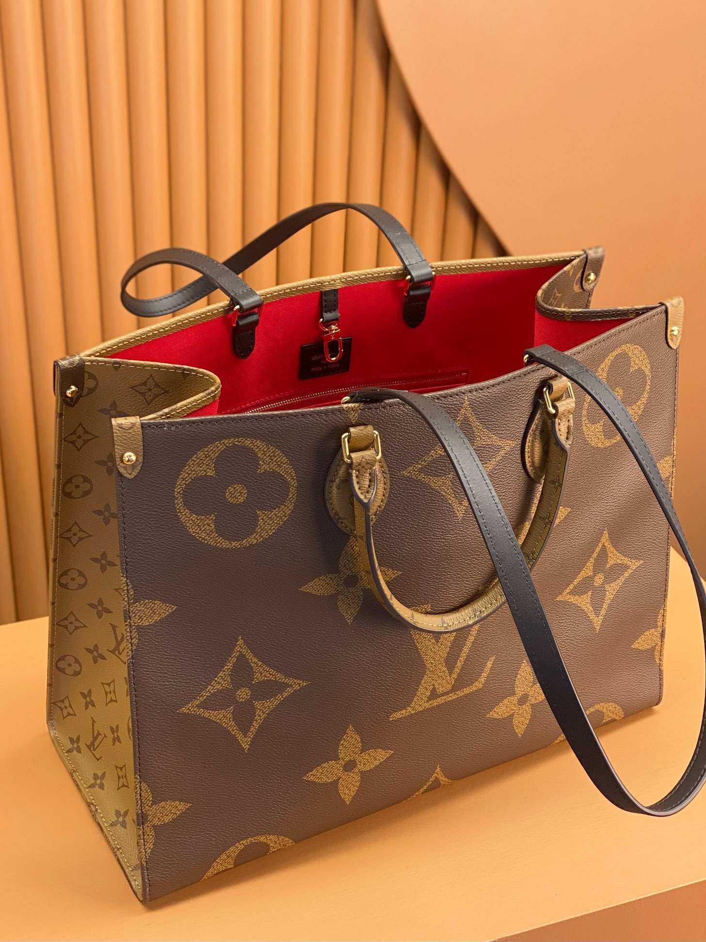 LsVttn ONTHEGO Crossbody bag