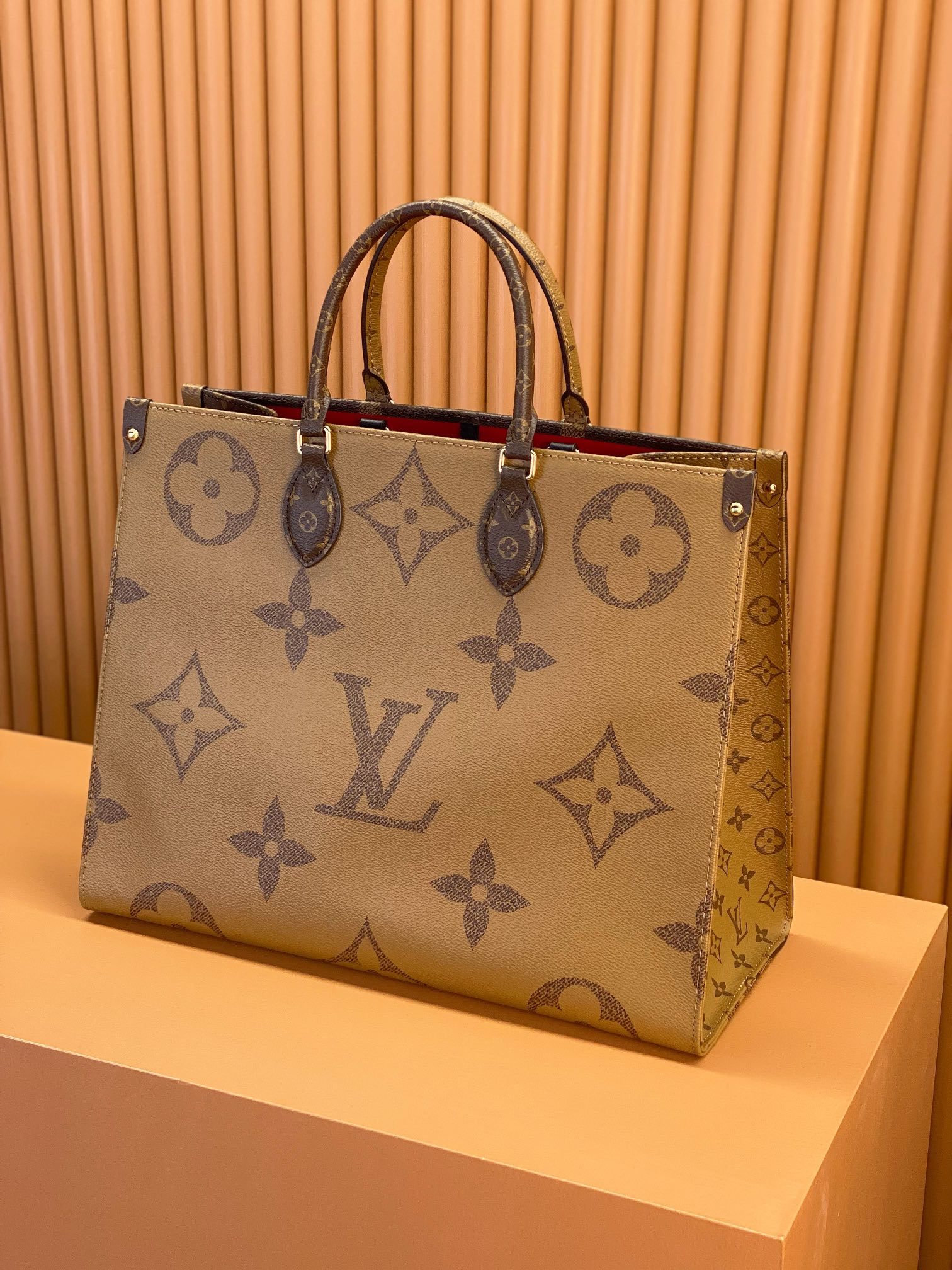 LsVttn ONTHEGO Crossbody bag