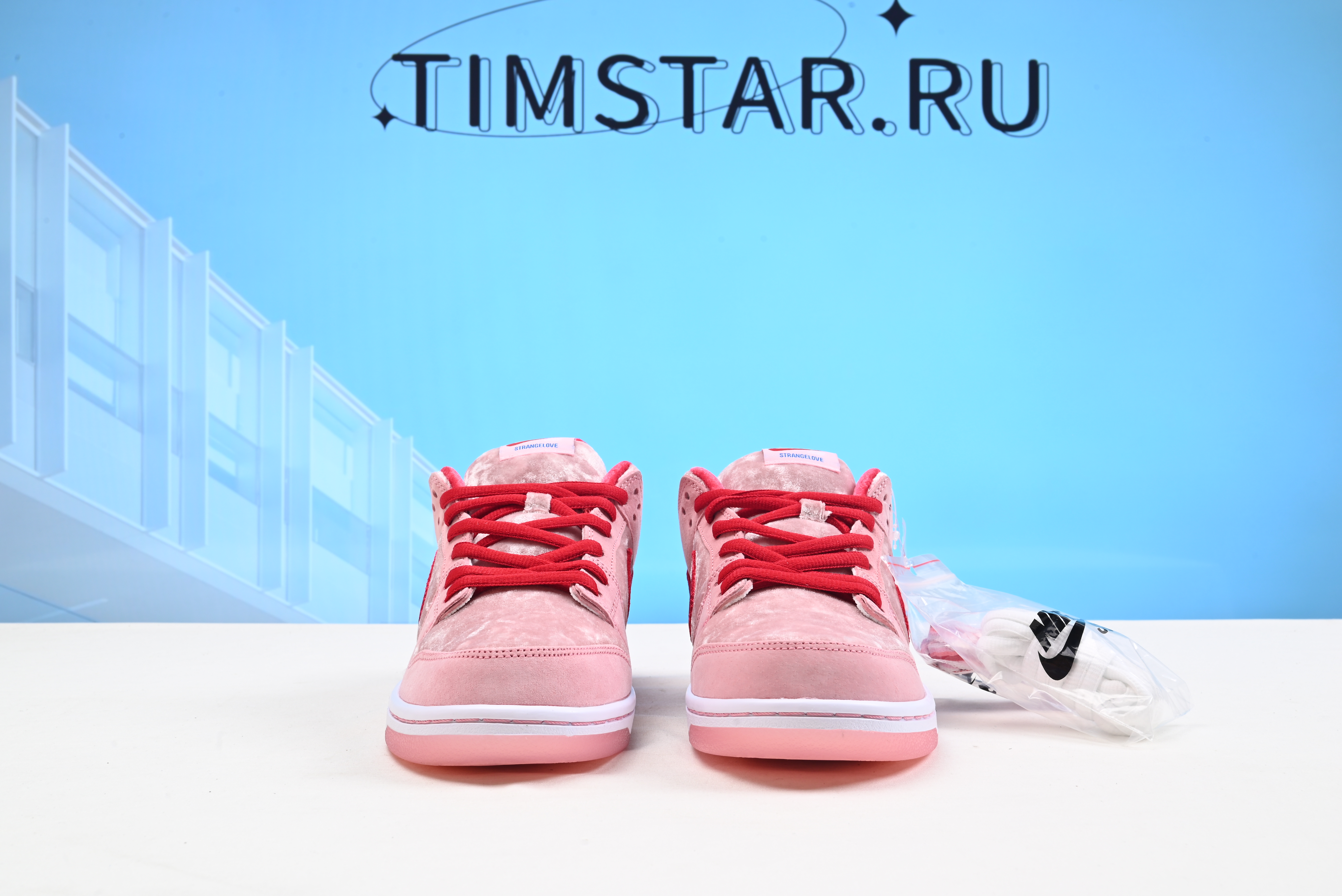 Nike SB Dunk Low StrangeLove Skateboards  CT2552-800