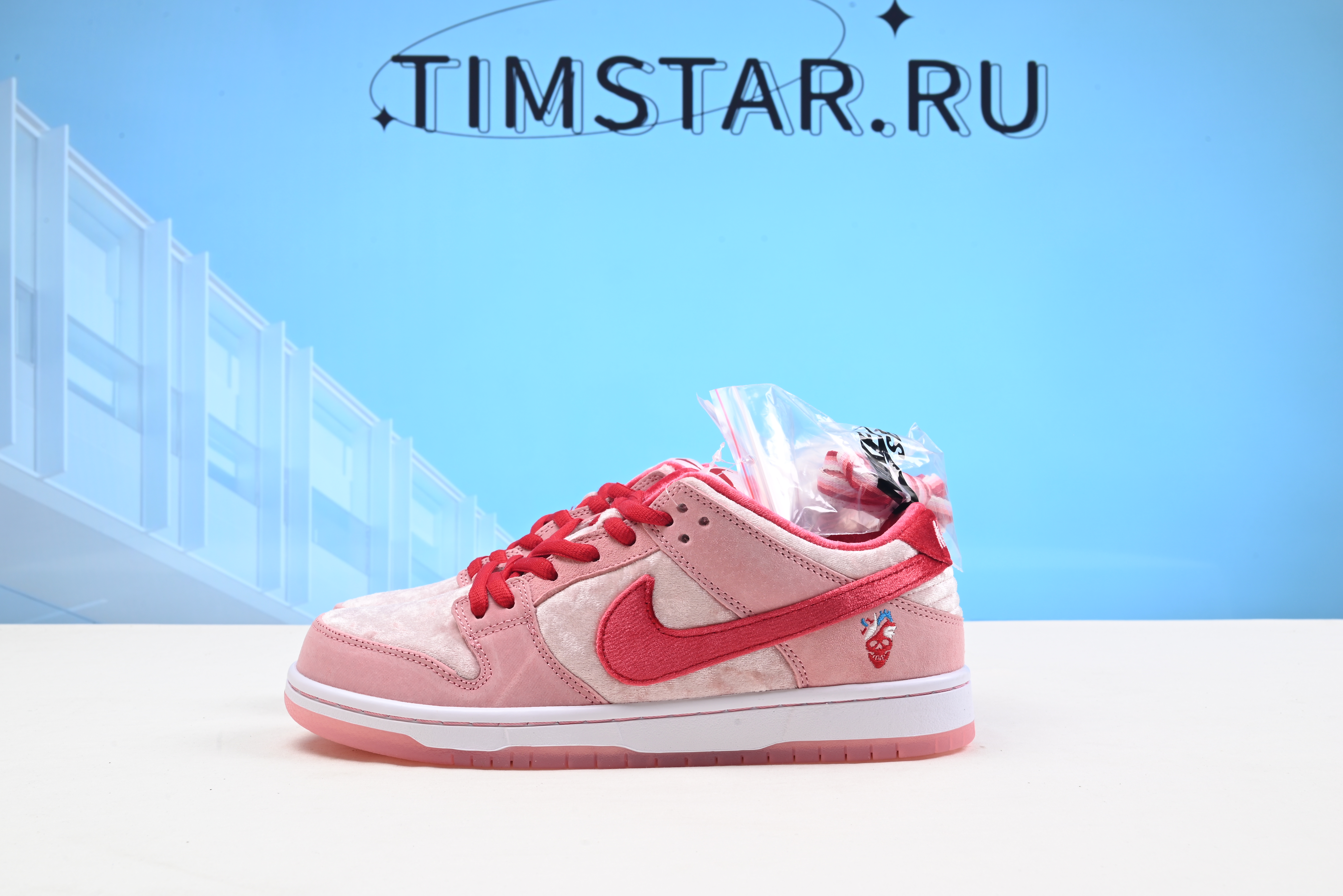Nike SB Dunk Low StrangeLove Skateboards  CT2552-800
