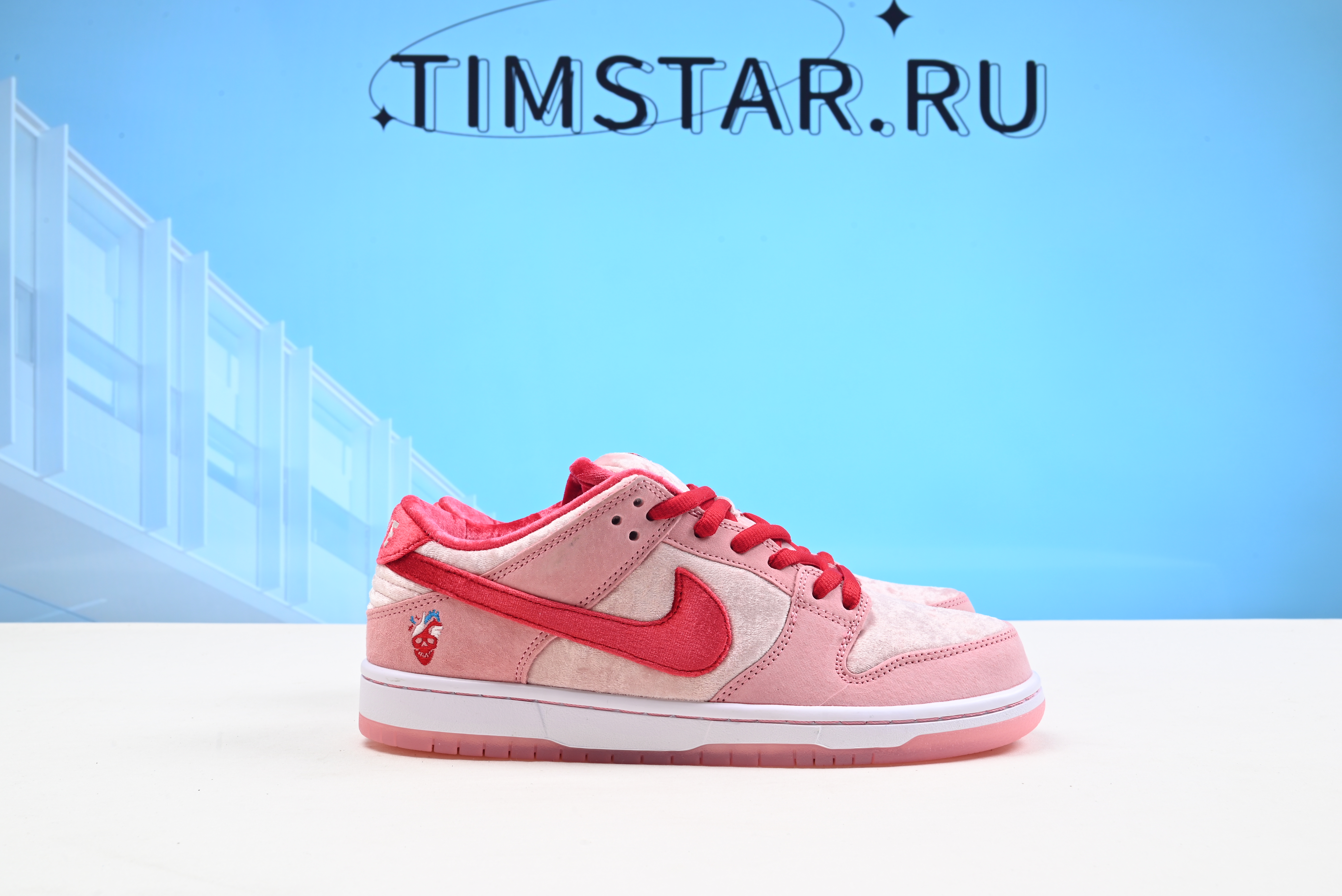 Nike SB Dunk Low StrangeLove Skateboards  CT2552-800