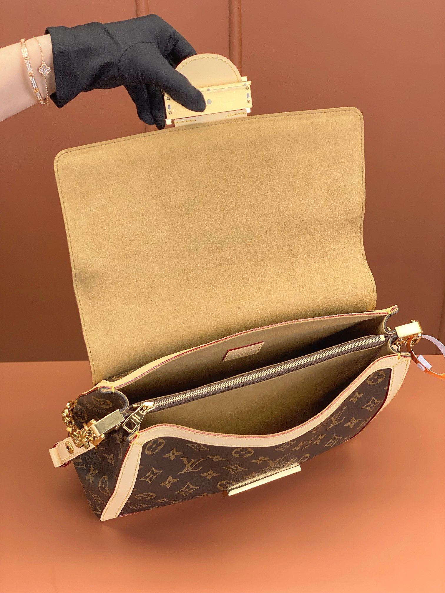 LsVttn DAUPHINE SOFT bag 28cm