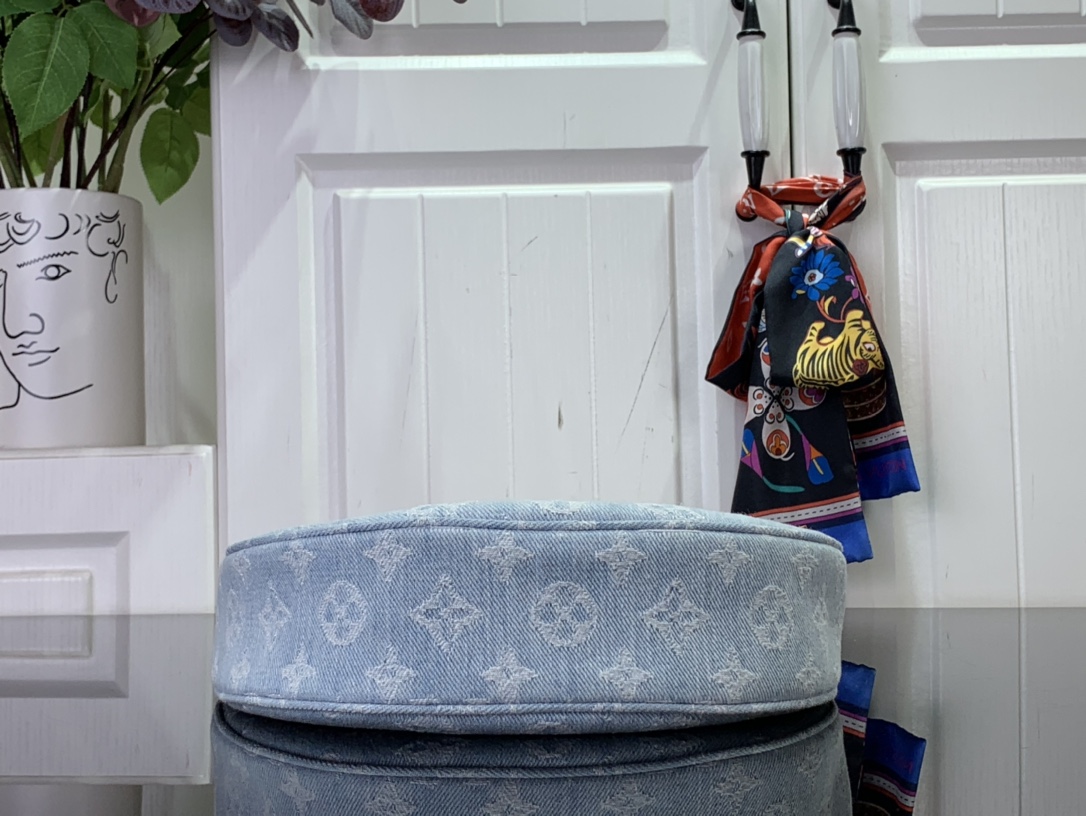 LsVttn Bag Loop Small Handbag M24846 Blue 23cm