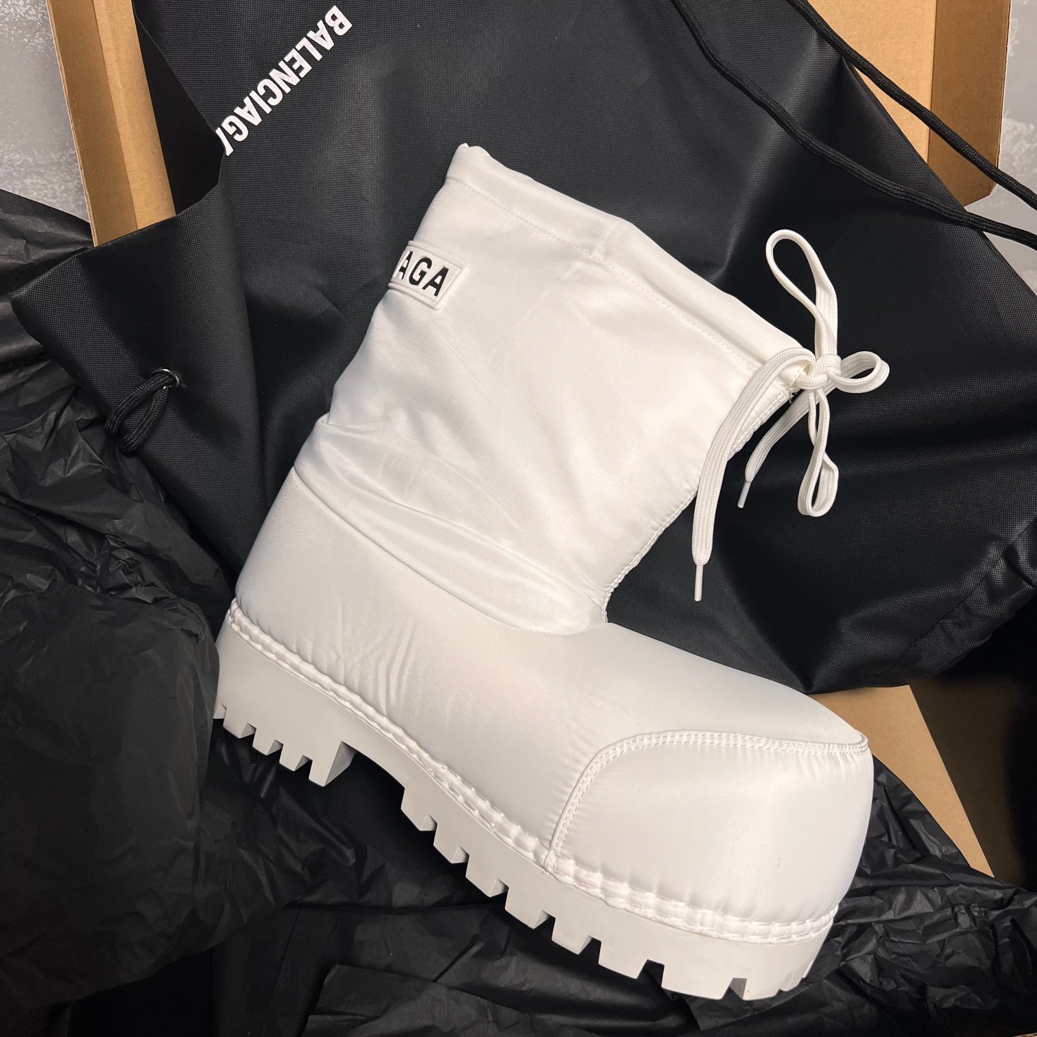 Blncig boots white