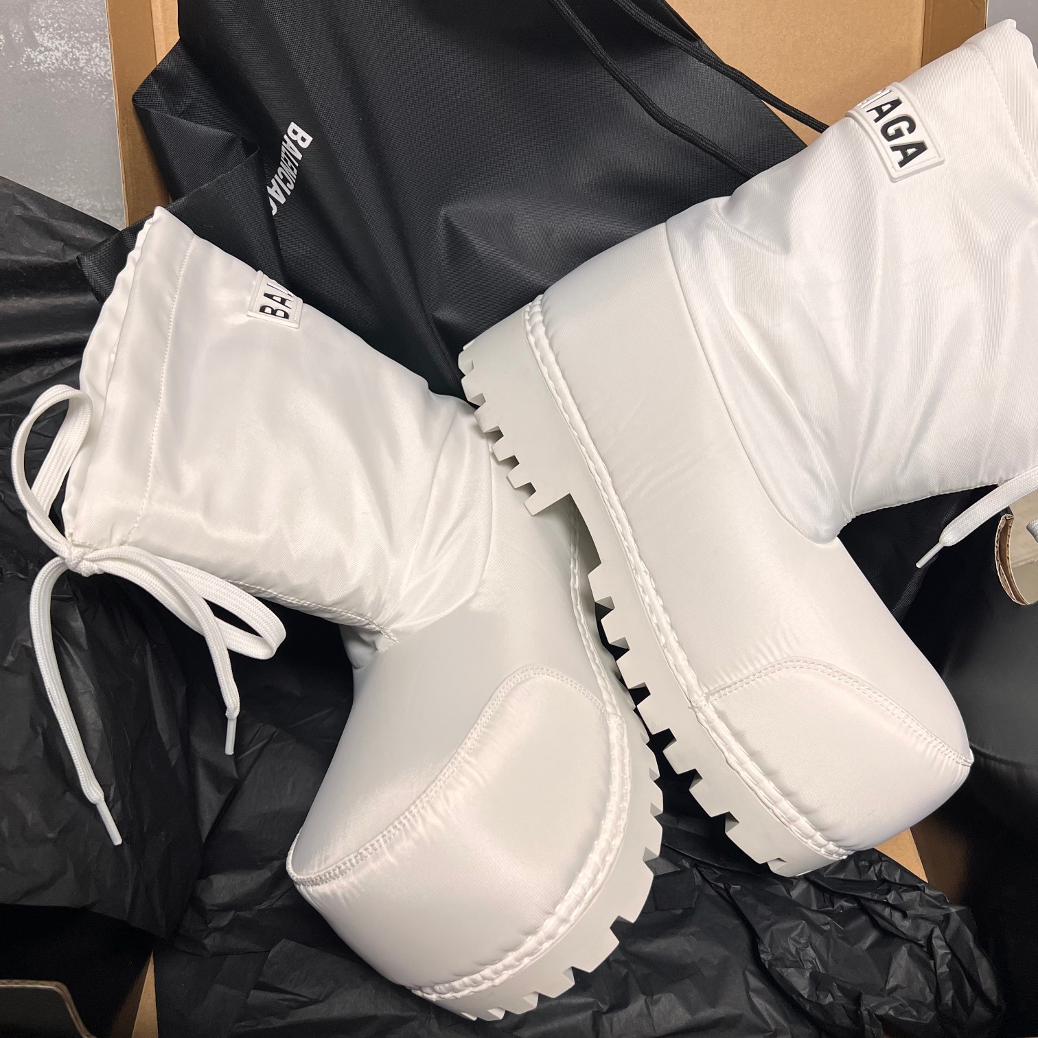 Blncig boots white