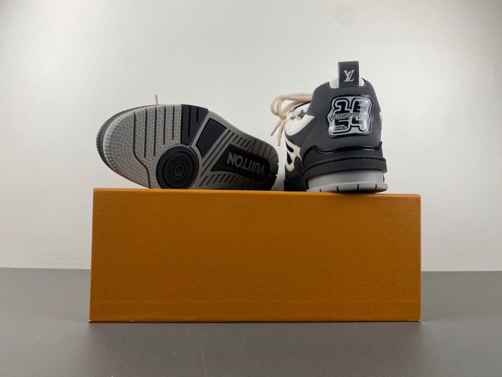 Louis Vuitton LV Stake black and white