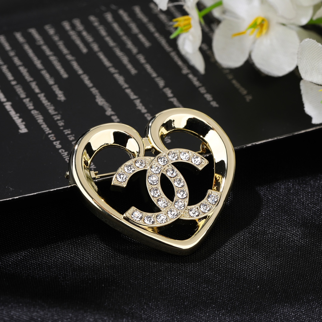 Chanel brooch P1350