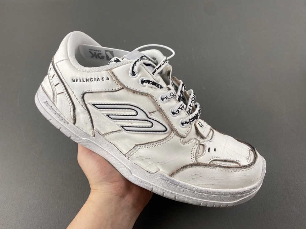 Balenciaga 18 Hamptons Worn-Out 841765 WCURS 9000