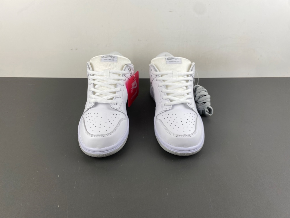 Nike SB Dunk Low Supreme 94 White Metallic Silver HQ8487-100